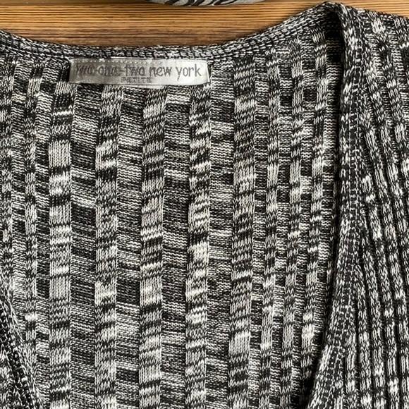 💖Two-One-Two New York black/white heather cardigan sweater - Picture 2 of 5